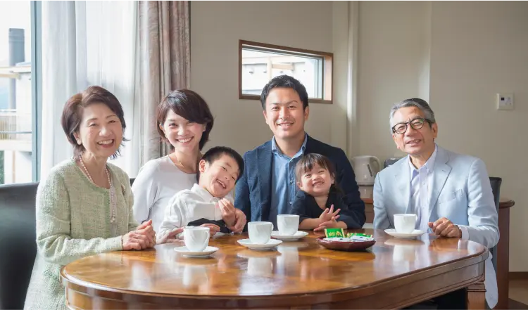 家族がダイニングで食事を楽しむ様子