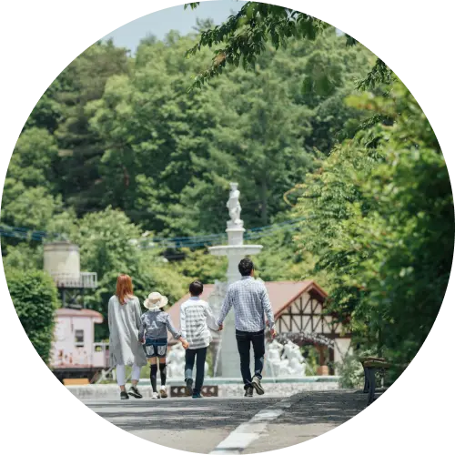 家族で観光地を歩く様子