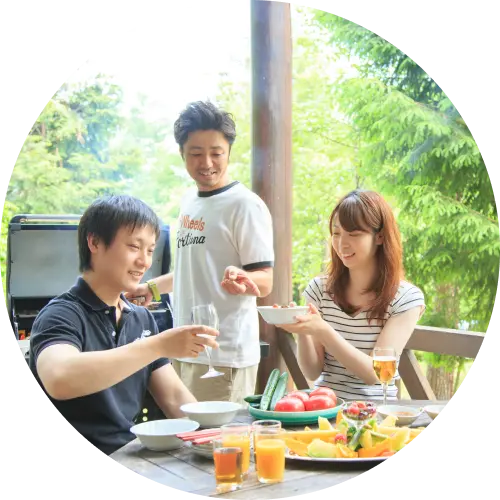 テラスでの食事を楽しむグループ