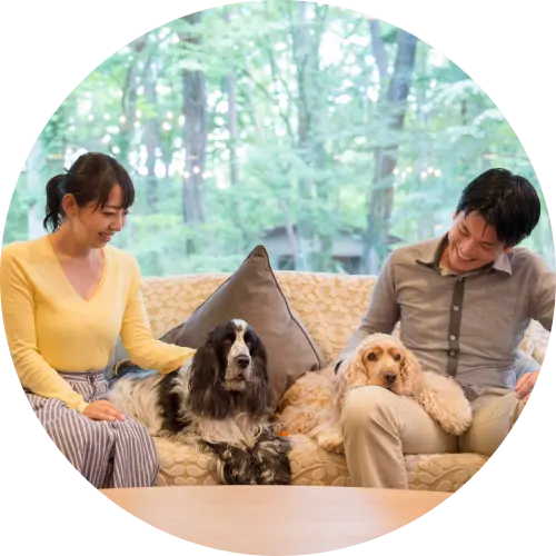 愛犬と寛ぐカップル