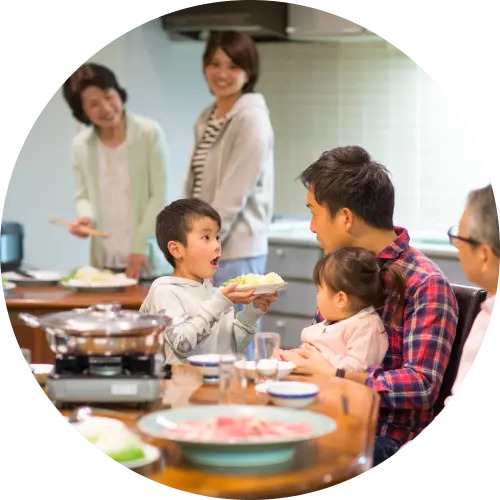 家族で食事を楽しむ様子