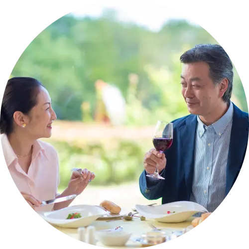 食事を楽しむシニアカップル